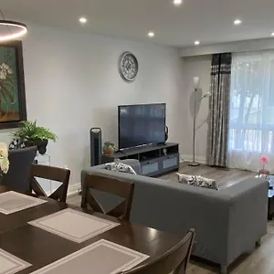Spectacular 3 Bedroom 2 Wr House - Close To Airport Apartment