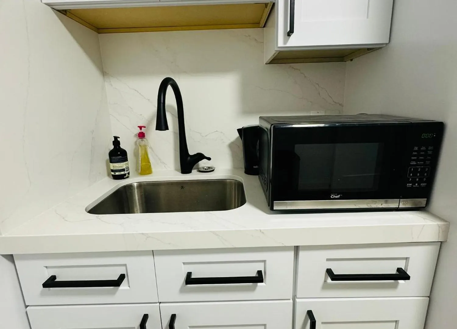 Entire Unit Airport Free Pkg Sep Entrance Newreno Apartment Toronto