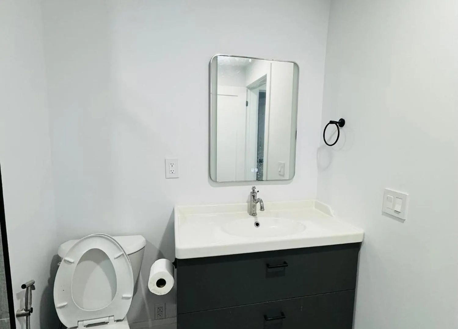 Entire Unit Airport Free Pkg Sep Entrance Newreno Apartment Toronto Canada