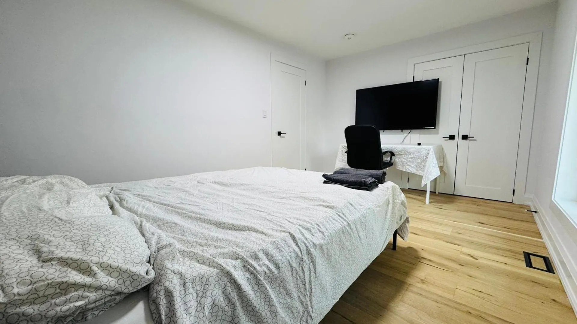 Entire Unit Airport Free Pkg Sep Entrance Newreno Apartment Toronto