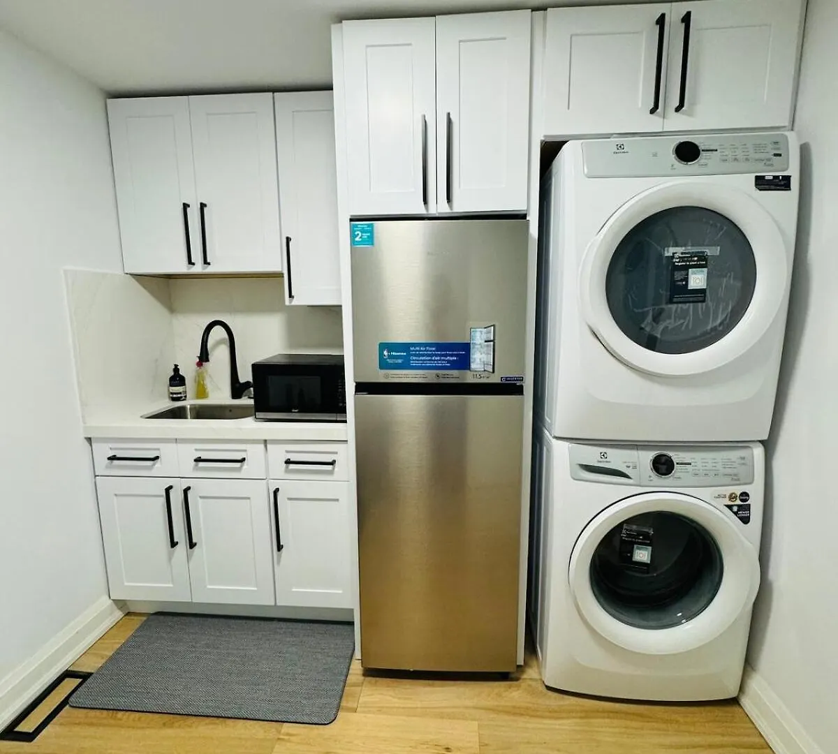 Entire Unit Airport Free Pkg Sep Entrance Newreno Apartment Toronto