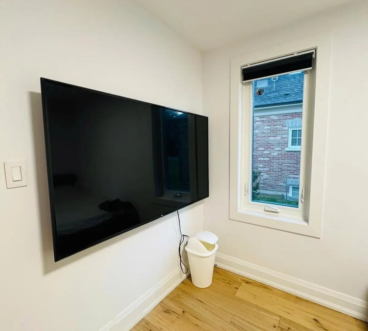 Entire Unit Airport Free Pkg Sep Entrance Newreno Apartment Toronto